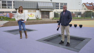 Das neue Außengelände an der Bibliser Schule in den Weschnitzauen soll die Kinder in Bewegung bringen, wünscht sich Landrat Christian Engelhardt (r.) mit Simone Kurt, der kommissarischen Schulleiterin.