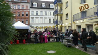 Über allem schwebt die goldene Hundert: die Heimstätte der Evangelischen Stadtmission im „Lighthouse“.