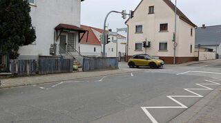 Der vordere Teil der Schulstraße soll ab 2027 saniert werden. Derzeit gibt es hier einen Kanaleinbruch und auch die vielen Bäume dort sollen überprüft werden.