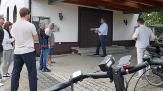 Stellvertretender Ortsvorsteher Dieter Kern (3.v.r.) war mit Bürgermeister Volker Scheib (2.v.r.), den Ortsbeiräten und Gästen an drei Stellen in Wattenheim unterwegs gewesen. Auf dem Friedhof wurden Varianten einer möglichen Rampe besprochen.