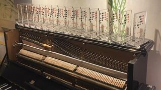 Eindrucksvolle Sammlung: Jules Kalmbachers Sammlung von Nummer-eins-Awards.