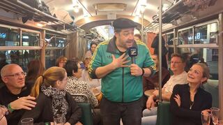 Brauchte keine Haltestange: Comedian Marvin Spencer hielt sich am Mikrofon fest.