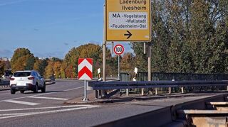 Wegen dieser Leitplanke gilt auf der B38a in Mannheim Tempo 50. Neu ist das 100er-Schild direkt dahinter.