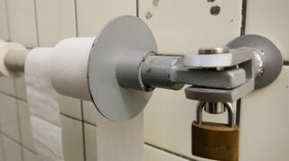 Schultoiletten sind fast überall in Deutschland in einem fragwürdigen Zustand. Hier symbolisch das Bild aus einer Grundschule in Duisburg, wo das Toilettenpapier gesichert ist.