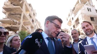 Außenminister Johann Wadephul (CDU) am Donnerstag in Harasta, einer weitgehend zerstörten Stadt Harasta, einer Vorstadt von Damaskus. Äußerungen über die Rückkehr von Syrern lösten Irritationen in den Reihen der Union aus.