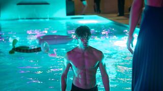 Damian Hardung ist in Serien immer mal wieder mit nacktem Oberkörper zu sehen.