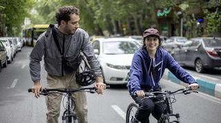 Radfahren befreit: Szene mit Amirhossein Hosseini als Amir und Hadis Nazari in der Rolle der Tara.