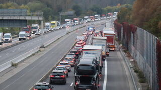Autofahrerinnen und Autofahrer im Raum Mannheim und Viernheim müssen sich am Sonntag auf eine Vollsperrung der A6 einstellen.
