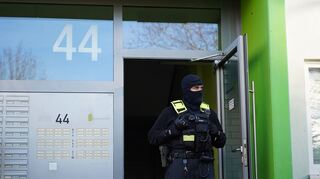 Die Beamten sicherten am frühen Morgen Material.