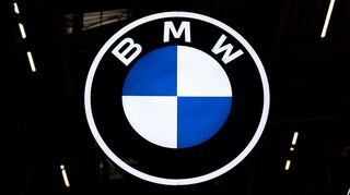 BMW bekommt die Krise zu spüren, bewältigt sie bisher aber besser als die heimische Konkurrenz.