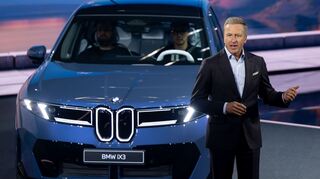 BMW-Chef Oliver Zipse und der neue iX3. Die Bestellungen für das erste Modell der neuen Klasse sind laut BMW gut. (Archivbild)