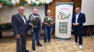 Hier wurden die ersten beiden Preise verliehen (v.l.): Dieter Bühler, Vorsitzender des OGV, Rolf Becker und Diethild Frank stehen bei der Preisverleihung nebeneinander. Bürgermeister Thorsten Walther war ebenfalls zu Gast bei der Veranstaltung und sprach auch über die Baumpflanzungen, die die Gemeinde plant.