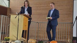 Schulrätin Anja Ott hieß Eike Bauer offiziell an der Alfred-Delp-Schule willkommen.