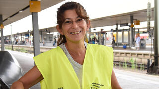 Die Leiterin der Bahnhofshelfer Mannheim Natice Orhan-Daibel im Jahr 2016: Sie war mitten drin im Getümmel der Krise ab 2015, hat mit ihrem Team Geflüchteten Orientierung und Hilfe gegeben. Außerdem hat sie Hilfsgüter an gestrandete Menschen oder solche auf der Durchreise verteilt und ihnen oft ein (erstes) Ankommen in Mannheim ermöglich.