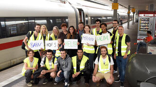 Die Bahnhofshelfer im Jahr 2016. Hier sind sie motiviert und lächelnd für die nächste Schicht am Gleis. Doch es auch oft zu belastenden Szenen, wenn etwa die Geflüchteten von Gewalt und Verlust von nahen Verwandten auf der Flucht erzählten, berichtet Natice Orhan Daibel.