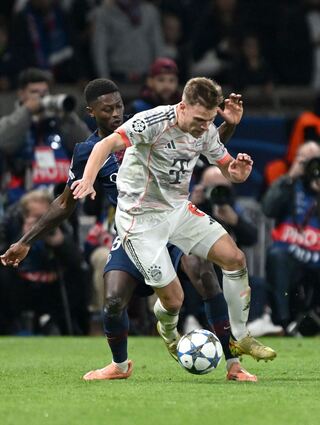 Joshua Kimmich in seinem 100. Champions-League-Spiel in Aktion gegen Nuno Mendes .