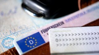 Der Führerschein kann künftig zu Hause bleiben, wenn er im Smartphone hinterlegt ist. Möglich sein soll das ab Ende nächsten Jahres. (Symbolbild)