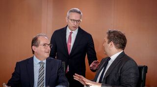 Digitalminister Karsten Wildberger – hier im Gespräch mit Innenminister Alexander Dobrindt (l.) und Finanzminister Lars Klingbeil – soll die Fäden bei der Staatsmodernisierung zusammenführen.