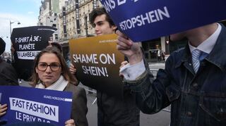 Neben interessierten Kunden kamen auch Demonstranten zur Shein-Eröffnung.