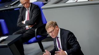 Auf den Wirbel um die Syrien-Äußerungen seines Außenministers Johann Wadephul hätte Kanzler Friedrich Merz (beide CDU) wohl gerne verzichtet.