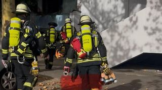 Fast schon Routine: Feuerwehrleute aus Ludwigshafen laufen in die Karolina-Burger-Realschule Plus. Es handelt sich erneut um einen Fehlalarm, der von Schülern ausgelöst wurde.