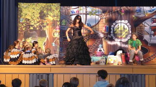 Die Königin der Nacht singt ihre berühmte Rache-Arie.