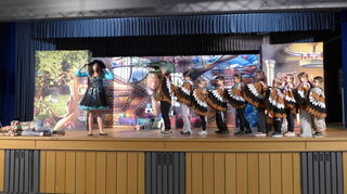 Die Vogelkinder verkörpern die Schlange, die die Handlung auslöst.