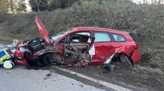 Bei dem Unfall auf der B271 bei Forst an der Weinstraße sind am Mittwochnachmittag drei Personen schwer verletzt worden. Sie mussten in ein Krankenhaus gebracht werden.