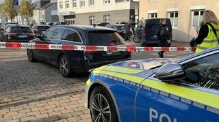 Der Bereich rund um die Bank ist abgesperrt.