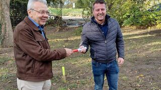 Bürgermeister Gottfried Störmer übergibt symbolisch den „Staffelstab“ an Amtsnachfolger Alexander Scholl (CDU).