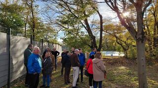 Schallschutzmaßnahmen wurden zum Schutz der benachbarten Angler installiert.