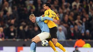 Emre Can (r) spielte erstmals nach langer Zwangspause wieder.