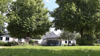 Vor der Pfaffenauhalle soll der neue Skaterpark errichtet werden. Es gibt ein neues Förderprogramm vom Bund, um kommunale Sportstätten zu sanieren. CDU und SPD waren sich im Eilantrag einig, sich zu bewerben.