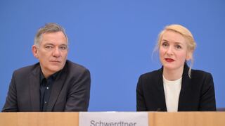 Die Linkenvorsitzenden Jan van Aken und Ines Schwerdtner gehen auf Distanz zu einem Beschluss des eigenen Jugendverbands zu Israel. (Archivbild)