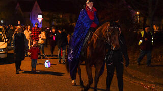Auf der Blumenau und vielen anderen Stadtteilen kommt in den nächsten Tagen St. Martin durch die Nacht geritten – und mit ihm viele Familien mit Laternen.