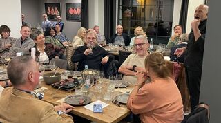 Jürgen David, Inhaber der Wormser Metzgerei David (stehend rechts), gab einen lehrreichen und amüsanten Exkurs in die Welt des Fleisches.