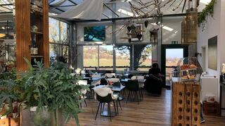 Die Glasfront im Gimmeldinger Café Fleur 19 gibt einen malerischen Ausblick auf den Haardtrand.