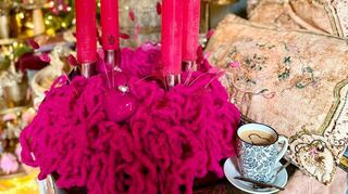 Eine Tasse Kaffee inmitten der opulenten Adventsdekoration im Café Augenwaide in Flörsheim-Dalsheim.