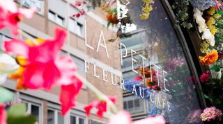 Blumen schmücken den Eingang des La Petite - Fleur au Café in der Mannheimer Innenstadt.