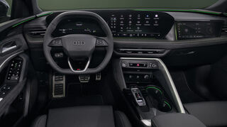 Große Bildschirme dominieren das Cockpit.