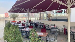 Mit Blick auf den Rhein: Die Terrasse des neuen L’Osteria Restaurants in Ludwigshafen.