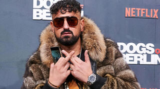Der Rapper Haftbefehl kommt zur Filmpremiere des Filmes „Dogs of Berlin“ ins Kino International in Berlin.