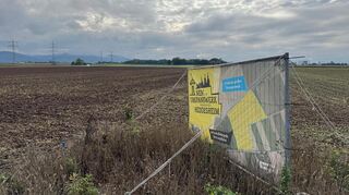 Ein Schild der BI gegen den Bau des Umspannwerks auf dem dafür vorgesehenen Areal in Heddesheim.