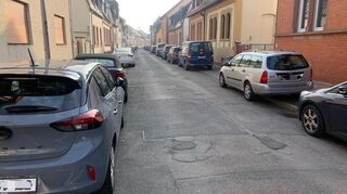 In der Feudenheimer Blücherstraße wird derzeit noch beidseitig auf dem Bürgersteig geparkt. Künftig soll das nur noch auf einer Seite möglich sein.