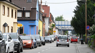 Gehwegparken in Mannheim-Friedrichsfeld. Dort wird es ebenfalls neu geordnet.