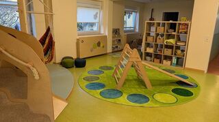 Die neuen Spielgeräte sind größtenteils Maßanfertigungen. Die Handwerker haben dafür eng mit dem Personal der Einrichtung zusammengearbeitet.