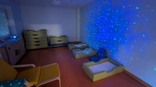 Blick in den Schlafraum der Krippe.