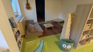 An dieser Stelle (Regal und der Bereich links davon bis zur Wand) war einmal eine Wand. Sie wurde im Zuge der Umbauarbeiten entfernt.