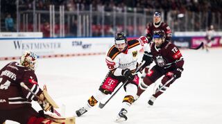 Yannick Proske zieht vors Tor. Der 22-Jährige bildete mit seinen Adler-Clubkollegen Marc Michaelis und Justin Schütz eine Angriffsformation.
