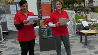 Tugba Arin (l.) und Andrea Brum, die Vorsitzenden des Freundeskreises der Hans-Christian-Andersen-Schule, hatten mit ihrem beharrlichen Kampf für einen öffentlichen Bücherschrank Erfolg.